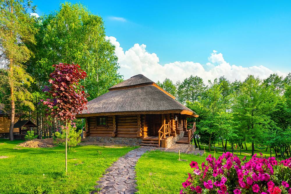 Jak zaplanować idealny weekend w domku w lesie z sauną i jacuzzi: Przewodnik dla par
